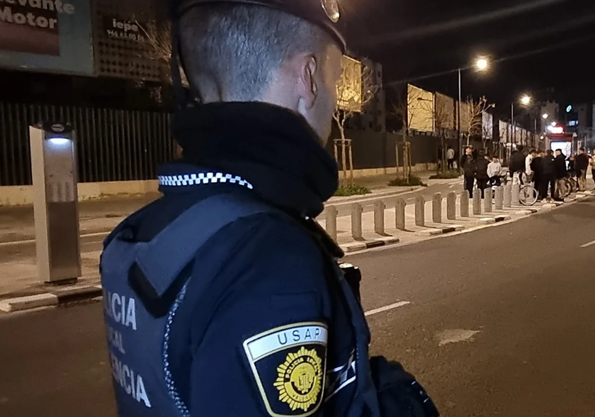 La Policia Local de València deté dos homes al Marítim i la Malvarrosa
