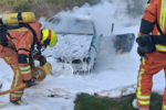 Los bomberos extinguen el fuego de una nave en Silla