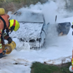 Los bomberos extinguen el fuego de una nave en Silla