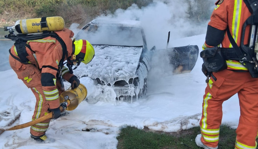 Los bomberos extinguen el fuego de una nave en Silla