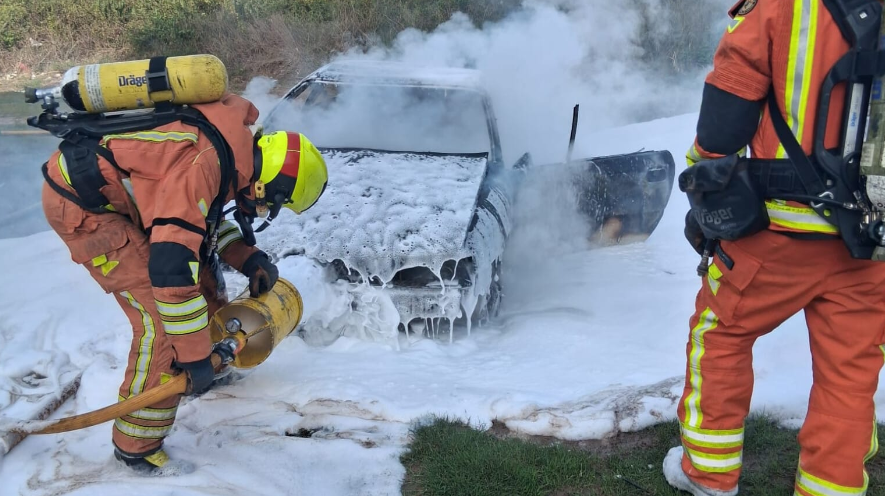 Los bomberos extinguen el fuego de una nave en Silla