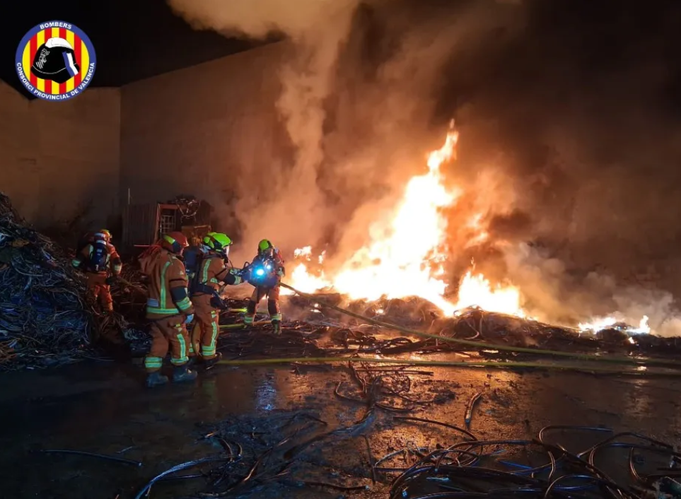 Los bomberos extinguen el fuego de una nave en Silla
