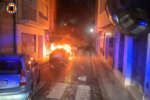 Ràpida intervenció dels bombers per a sufocar l'incendi d'un vehicle al centre de Sueca