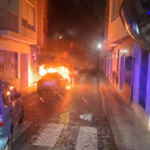 Ràpida intervenció dels bombers per a sufocar l'incendi d'un vehicle al centre de Sueca