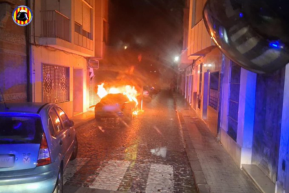 Ràpida intervenció dels bombers per a sufocar l'incendi d'un vehicle al centre de Sueca