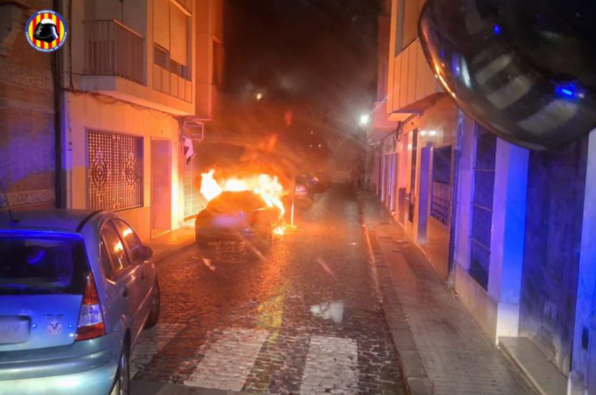 Ràpida intervenció dels bombers per a sufocar l'incendi d'un vehicle al centre de Sueca