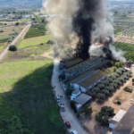 Los bomberos sofocan un incendio en una granja de Benaguasil