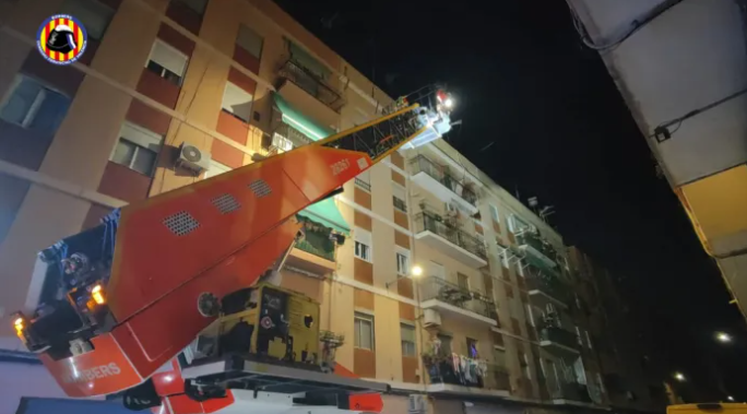 Rescate por fachada de una mujer inconsciente en Catarroja