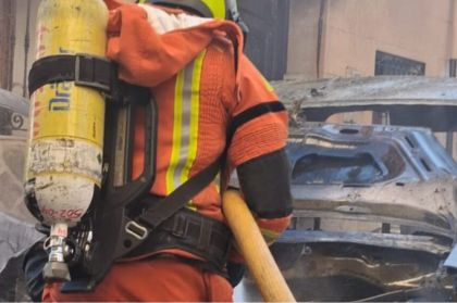 El incendio de una furgoneta en Lluchent provoca daños en una casa cercana