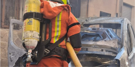 El incendio de una furgoneta en Lluchent provoca daños en una casa cercana