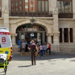 Dos agents de la Policia de la Generalitat eviten que una treballadora del Mercat Central es dessangre en patir un tall greu al braç