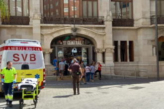 Dos agents de la Policia de la Generalitat eviten que una treballadora del Mercat Central es dessangre en patir un tall greu al braç