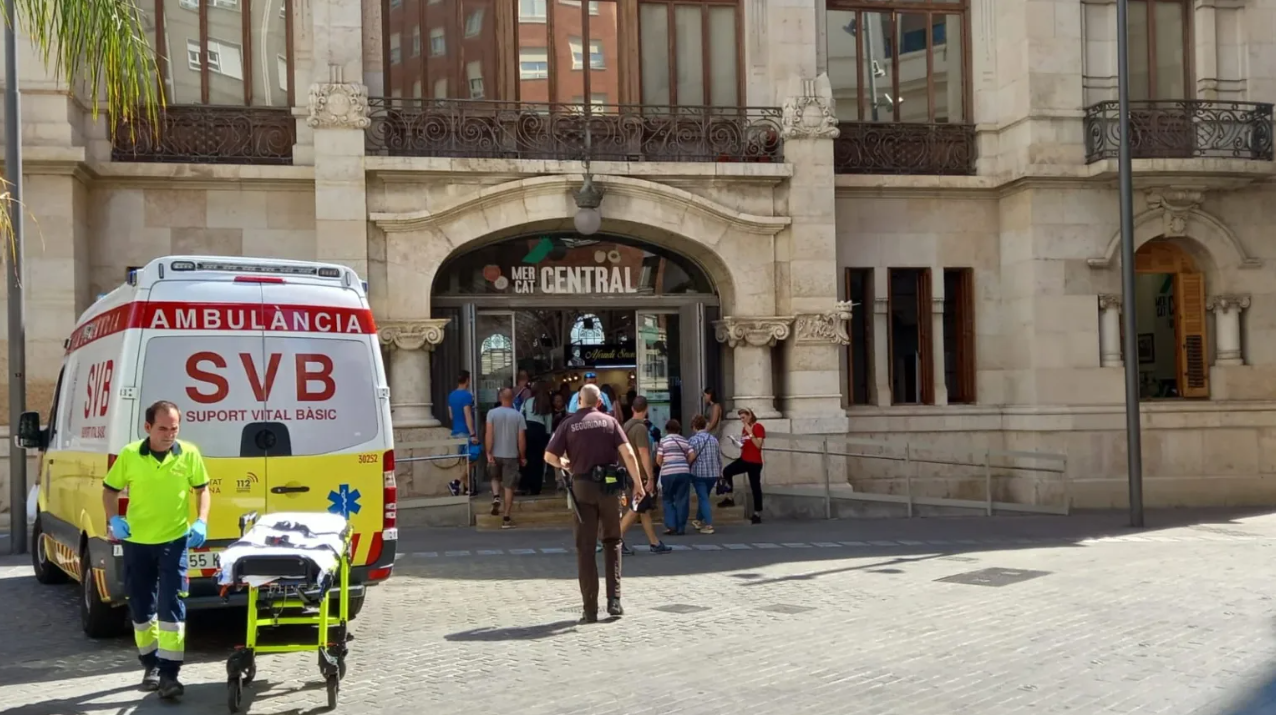 Dos agents de la Policia de la Generalitat eviten que una treballadora del Mercat Central es dessangre en patir un tall greu al braç