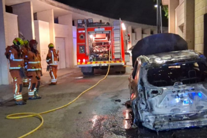 Incendio nocturno de un vehículo en Pedralba