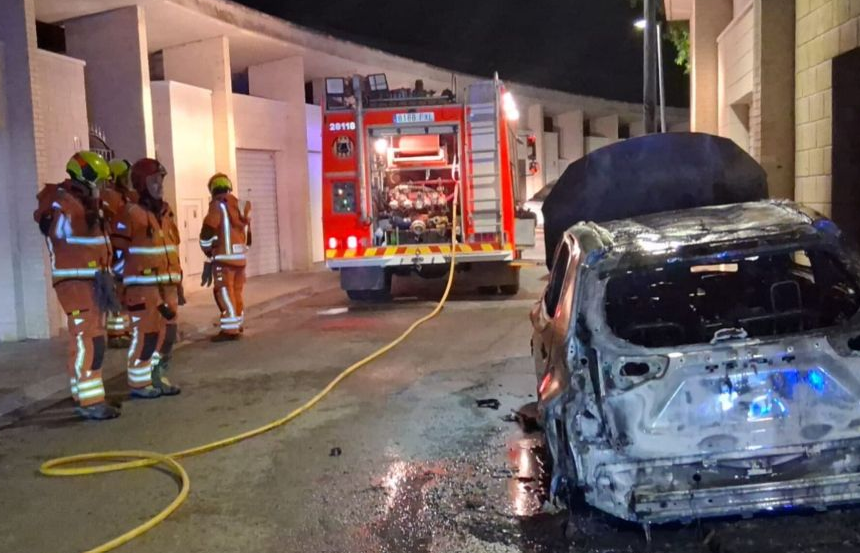 Incendio nocturno de un vehículo en Pedralba