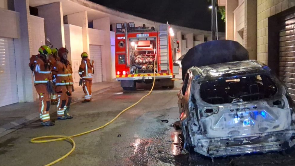 Incendio nocturno de un vehículo en Pedralba