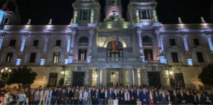 El Ayuntamiento rinde homenaje a las víctimas del siniestro transmite su apoyo a los heridos.