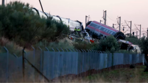 La UME y la Guardia Civil intensifican durante la noche la retirada de los trenes siniestrados en Urda
