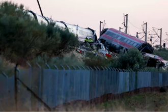 La UME y la Guardia Civil intensifican durante la noche la retirada de los trenes siniestrados en Urda