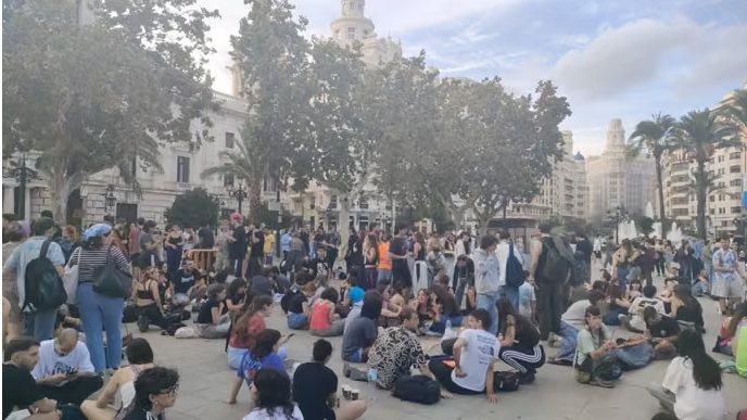 Cinco detenidos, nueve policías heridos y una acampada en el Ayuntamiento marcan la jornada de protestas por la vivienda en València
