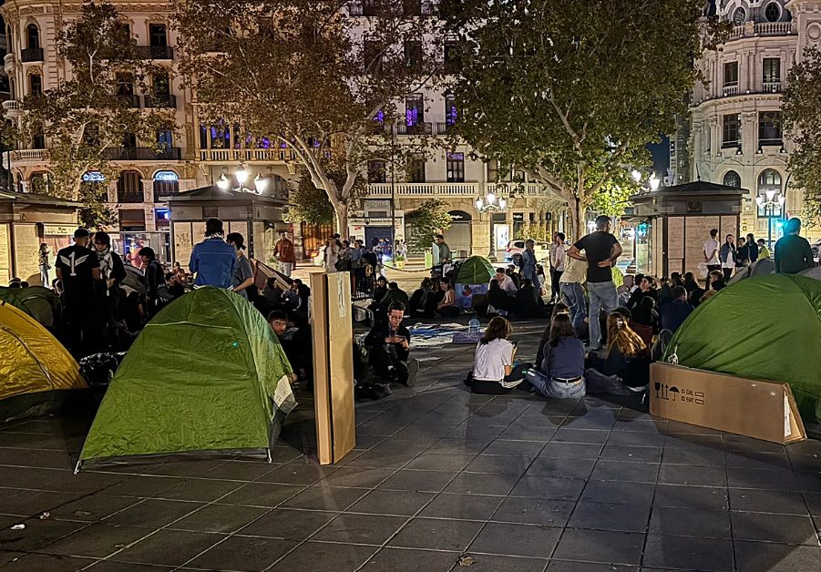 Cinco detenidos, nueve policías heridos y una acampada en el Ayuntamiento marcan la jornada de protestas por la vivienda en València