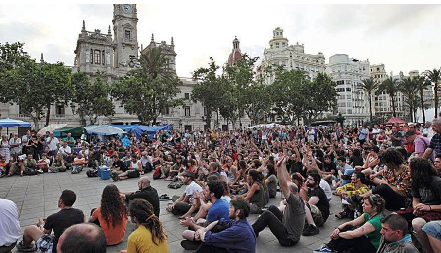 Cinco detenidos, nueve policías heridos y una acampada en el Ayuntamiento marcan la jornada de protestas por la vivienda en València
