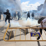 Cinco detenidos, nueve policías heridos y una acampada en el Ayuntamiento marcan la jornada de protestas por la vivienda en València