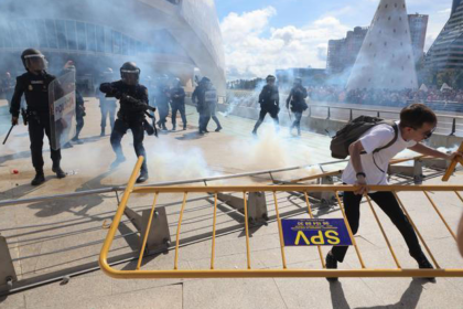 Cinco detenidos, nueve policías heridos y una acampada en el Ayuntamiento marcan la jornada de protestas por la vivienda en València