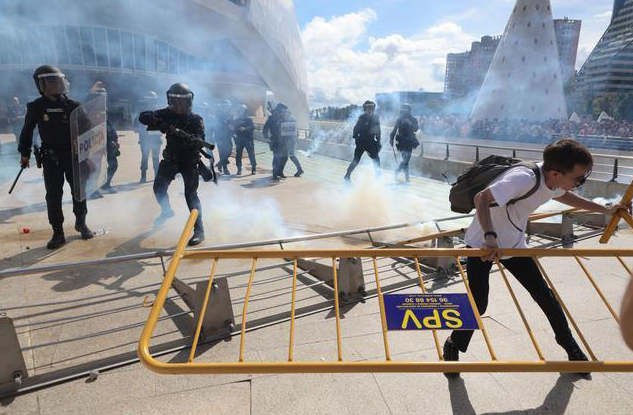 Cinco detenidos, nueve policías heridos y una acampada en el Ayuntamiento marcan la jornada de protestas por la vivienda en València
