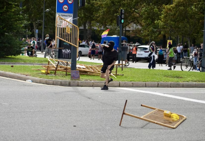 Cinco detenidos, nueve policías heridos y una acampada en el Ayuntamiento marcan la jornada de protestas por la vivienda en València