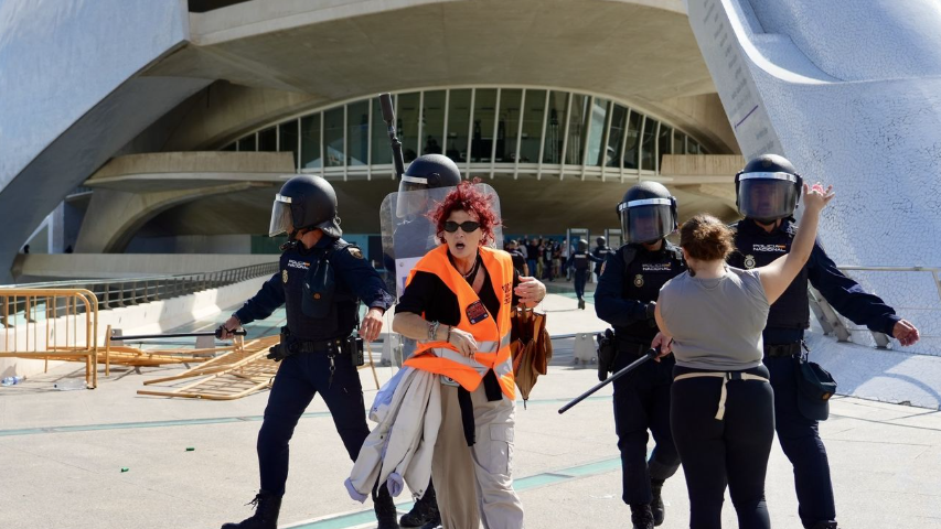 Cinco detenidos, nueve policías heridos y una acampada en el Ayuntamiento marcan la jornada de protestas por la vivienda en València